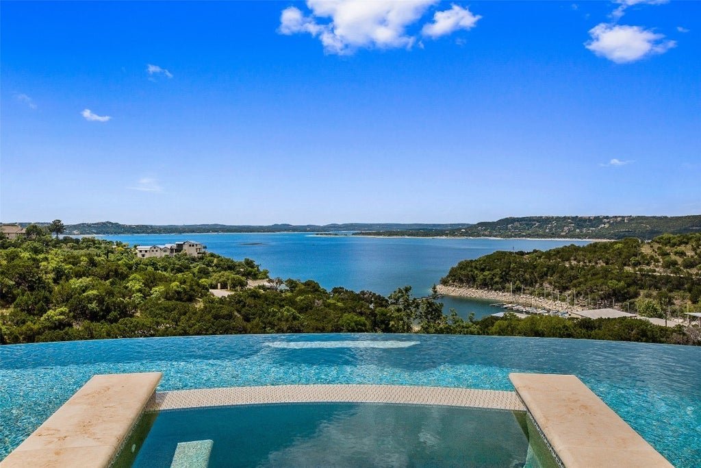 Beautiful Infinity Pool in Austin, Texas